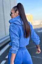 Completo sportivo in cotone blu sbiadito con felpa con cappuccio e rifiniture elasticizzate, marca Moda-Mania, abbigliamento sportivo.