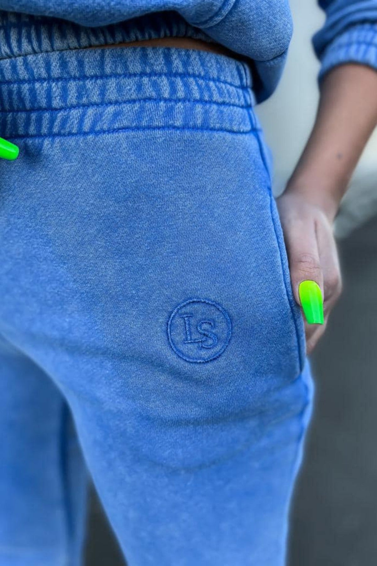 Completo sportivo Moda-Mania in cotone blu sbiadito, felpa con cappuccio e rifiniture elasticizzate, abbigliamento sportivo casual.