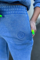 Completo sportivo Moda-Mania in cotone blu sbiadito, felpa con cappuccio e rifiniture elasticizzate, abbigliamento sportivo casual.
