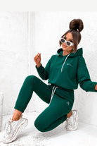 Completo sportivo Moda-Mania in cotone verde smeraldo con laccetti bianchi e stampa bianca del logo, abbigliamento casual sportivo.