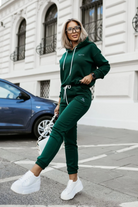 Completo sportivo Moda-Mania in cotone verde smeraldo con laccetti bianchi e stampa bianca del logo, tuta casual sportiva.