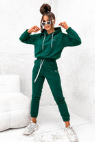 Completo sportivo Moda-Mania in cotone verde smeraldo con laccetti bianchi e stampa bianca del logo, abbigliamento sportivo elegante.