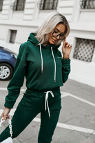 Completo sportivo in cotone verde smeraldo con laccetti bianchi e stampa bianca del logo Moda-Mania.