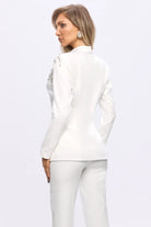 Completo tailleur bianco Bby con giacca a V con piume e applicazioni argento, pantaloni a gamba larga, elegante e di alta moda.