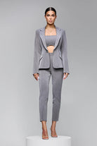 Completo tailleur a tre pezzi Bby, giacca e pantalone grigi con dettagli a righe sottili e piccoli strass, elegante e raffinato.