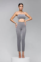 Completo tailleur Bby a tre pezzi grigio con giacca, pantaloni e dettagli a righe sottili e piccoli strass.