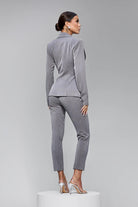 Completo tailleur Bby a tre pezzi grigio con dettagli a righe sottili e piccoli strass, giacca e pantaloni eleganti.