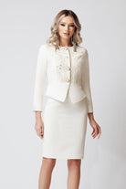 Completo tailleur avorio Artista con giacca e gonna, inserto in pizzo e bottoni a perla, abbigliamento elegante femminile