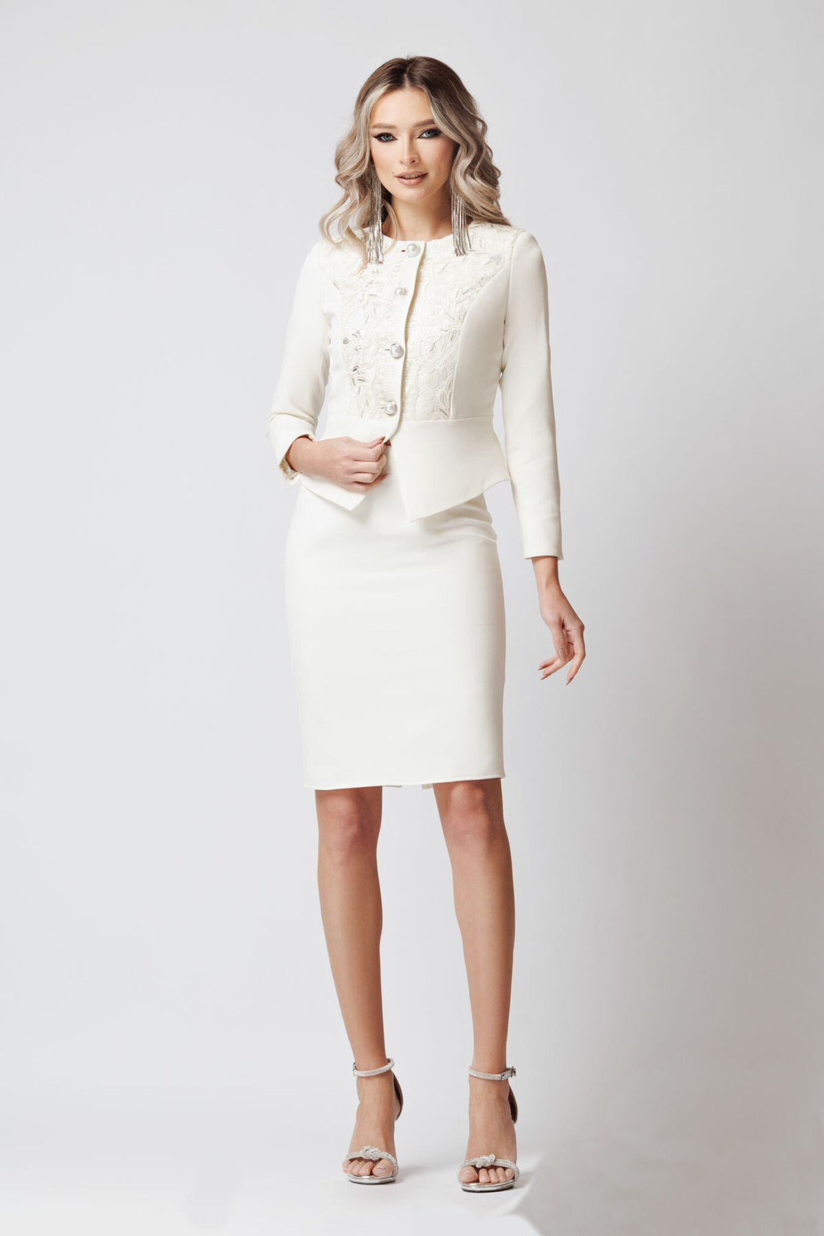 Completo tailleur avorio Artista con giacca e gonna, inserto in pizzo e bottoni a perla, stile elegante e raffinato.
