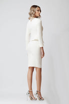 Completo tailleur Artista avorio con giacca e gonna, inserto in pizzo e bottoni a perla, elegante e raffinato.
