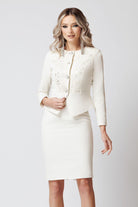 Completo tailleur Artista avorio con giacca e gonna, inserto in pizzo e bottoni a perla, abbigliamento elegante femminile.