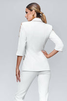 Completo tailleur bianco Bby con giacca con paillettes rosa dorate e pantaloni a sigaretta, abbigliamento elegante femminile.
