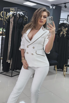 Completo tailleur bianco Bby con giacca con paillettes rosa dorate e pantaloni a sigaretta, elegante e raffinato.