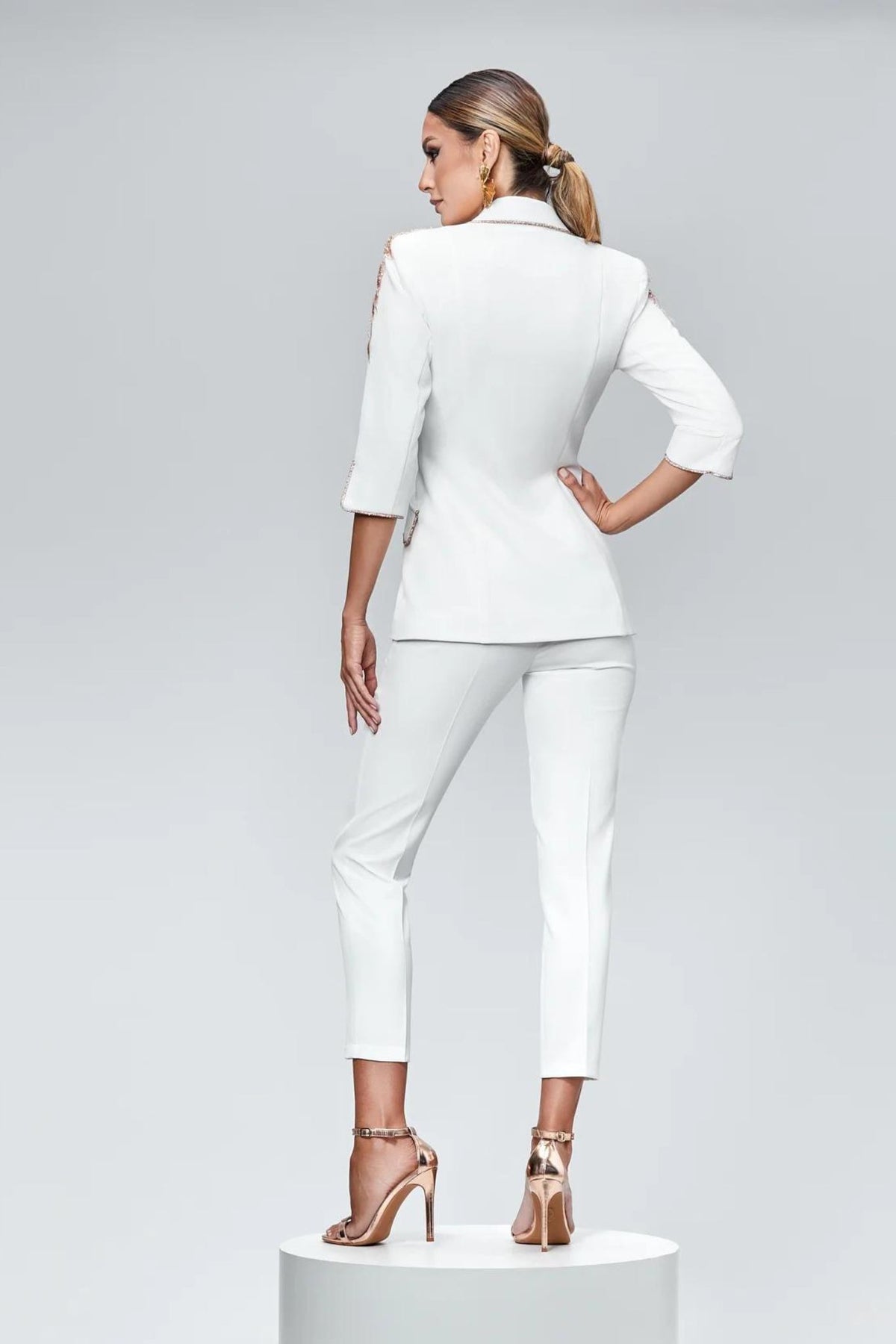 Completo tailleur bianco Bby con giacca con rifiniture e inserti in paillettes rosa dorate e pantaloni a sigaretta