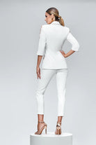 Completo tailleur bianco Bby con giacca con rifiniture e inserti in paillettes rosa dorate e pantaloni a sigaretta