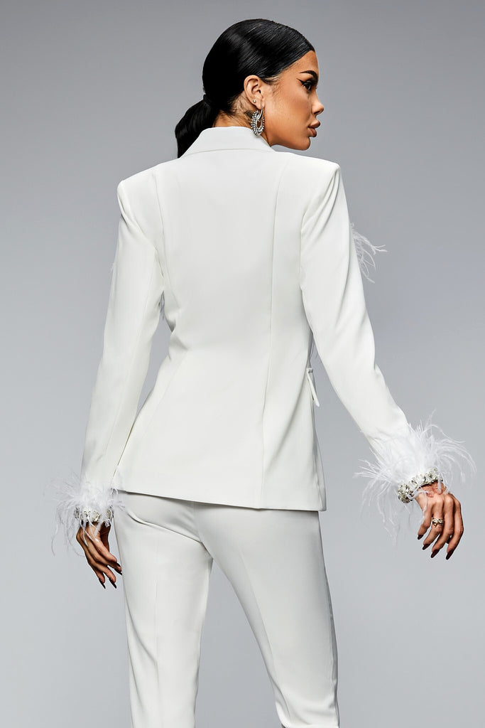 Completo tailleur bianco Bby giacca doppiopetto accessoriata con piume strass e pantaloni a sigaretta