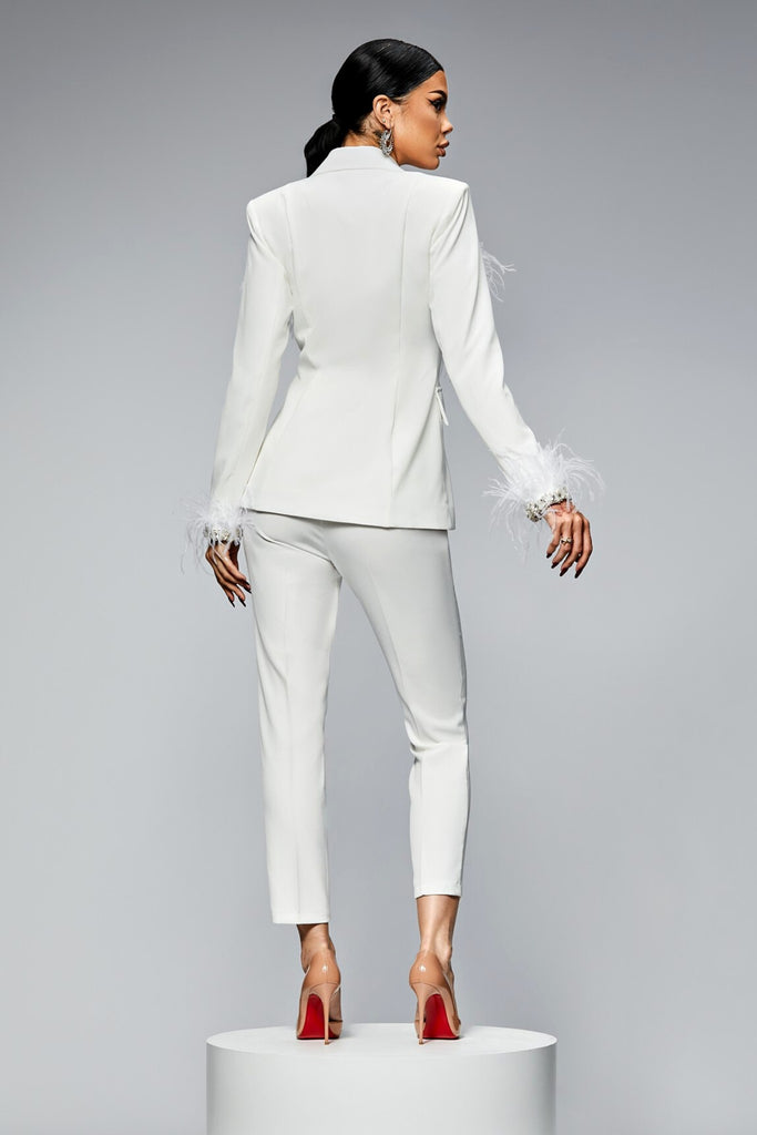 Completo tailleur bianco Bby giacca doppiopetto accessoriata con piume strass e pantaloni a sigaretta