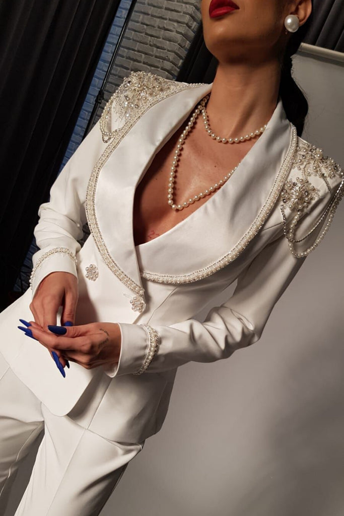 Completo tailleur bianco doppiopetto Bby accessoriato con bottoni gioiello catenelle e decorazioni in perline e strass