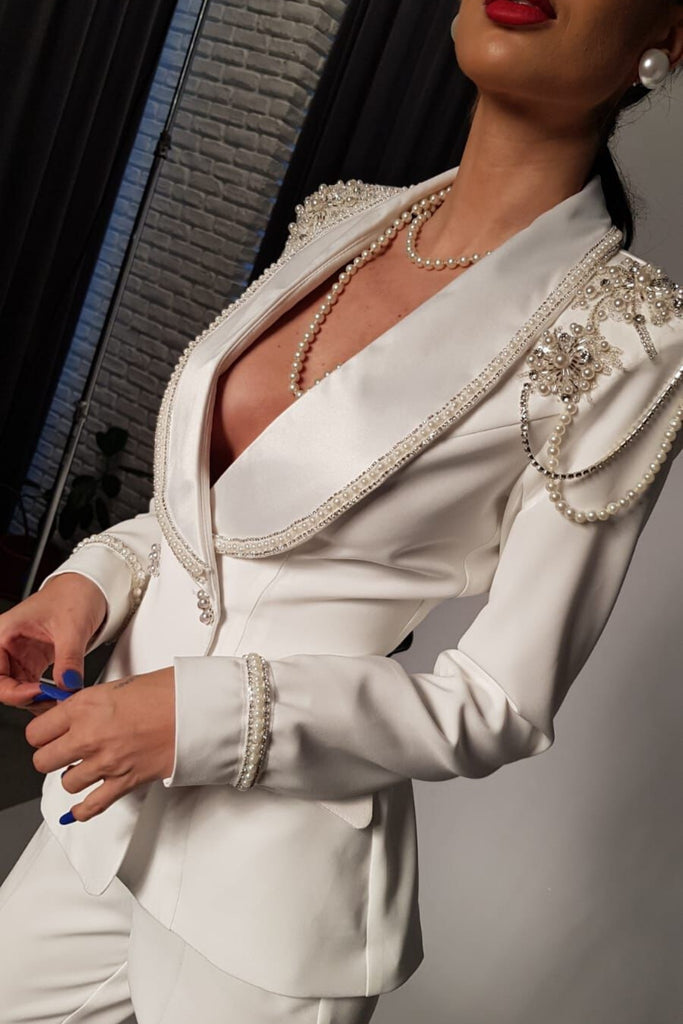 Completo tailleur bianco doppiopetto Bby accessoriato con bottoni gioiello catenelle e decorazioni in perline e strass