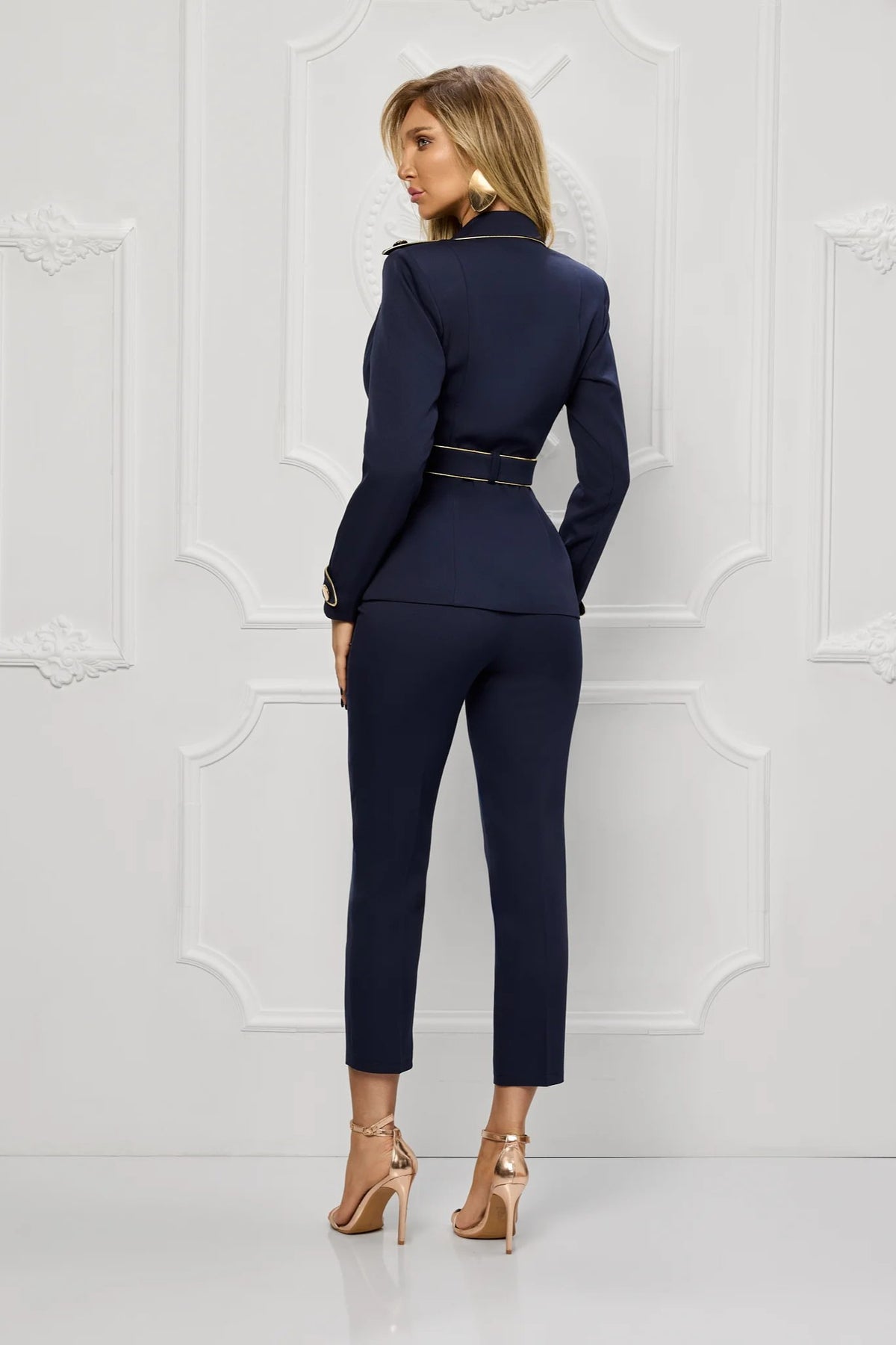 Completo tailleur blu notte Bby con giacca con rifiniture dorate e pantaloni a sigaretta, elegante e moderno.