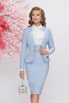 Completo tailleur celeste Moda Mania con giacca classica e gonna a vita alta, accessoriato, ideale per look eleganti e sofisticati.