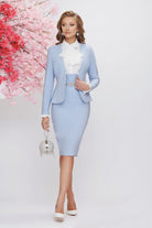 Completo tailleur celeste Fofy con giacca classica e gonna a vita alta, accessoriata, da donna elegante e raffinata.