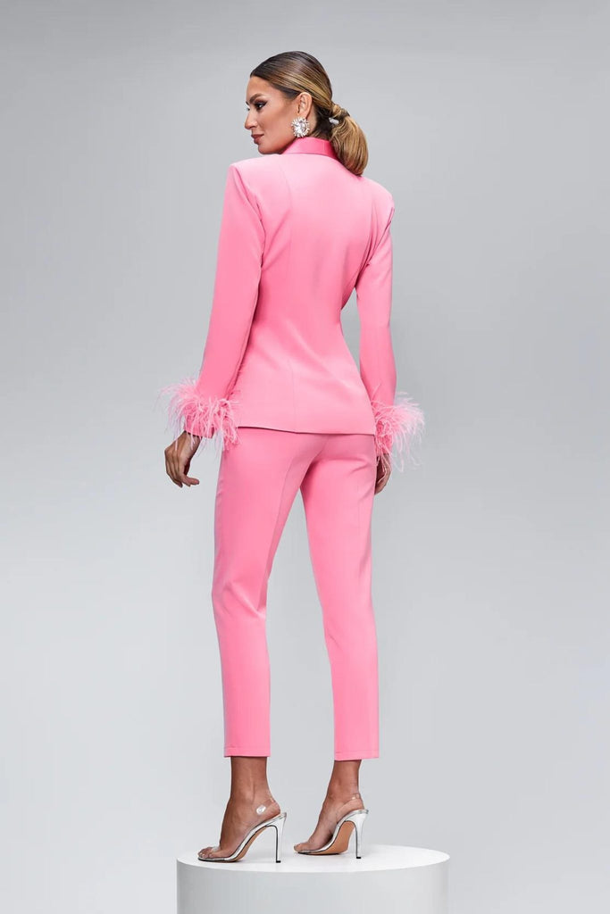 Completo tailleur colore rosa Bby giacca accessoriata con piume e pantaloni a sigaretta