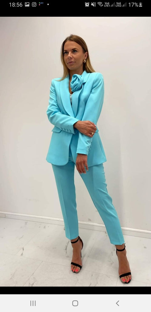 Completo tailleur elegante azzurro acqua giacca con spilla a fiore rimovibile e pantaloni a sigaretta