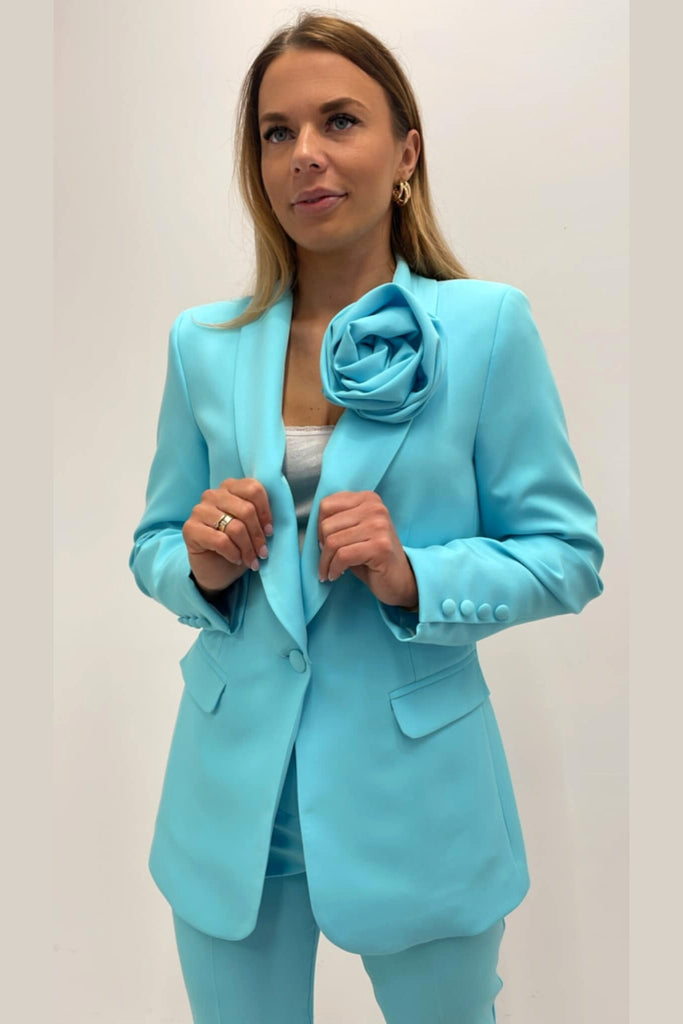 Completo tailleur elegante azzurro acqua giacca con spilla a fiore rimovibile e pantaloni a sigaretta