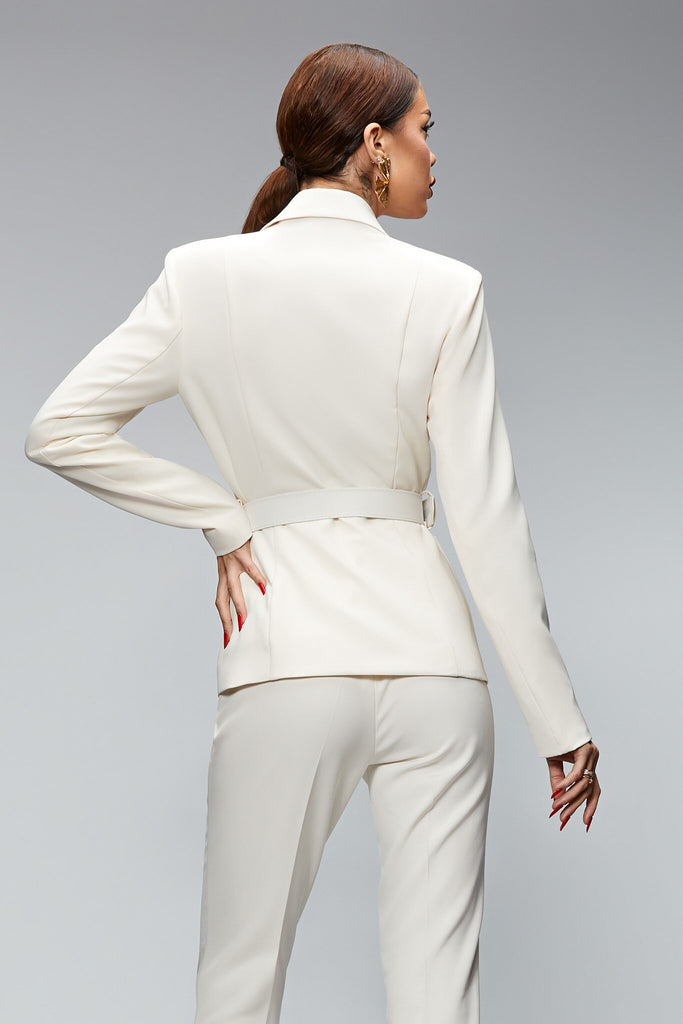 Completo tailleur elegante bianco avorio Bby accessoriato con cintura e fibbia dorata