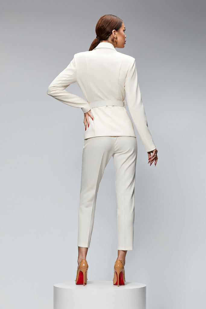 Completo tailleur elegante bianco avorio Bby accessoriato con cintura e fibbia dorata