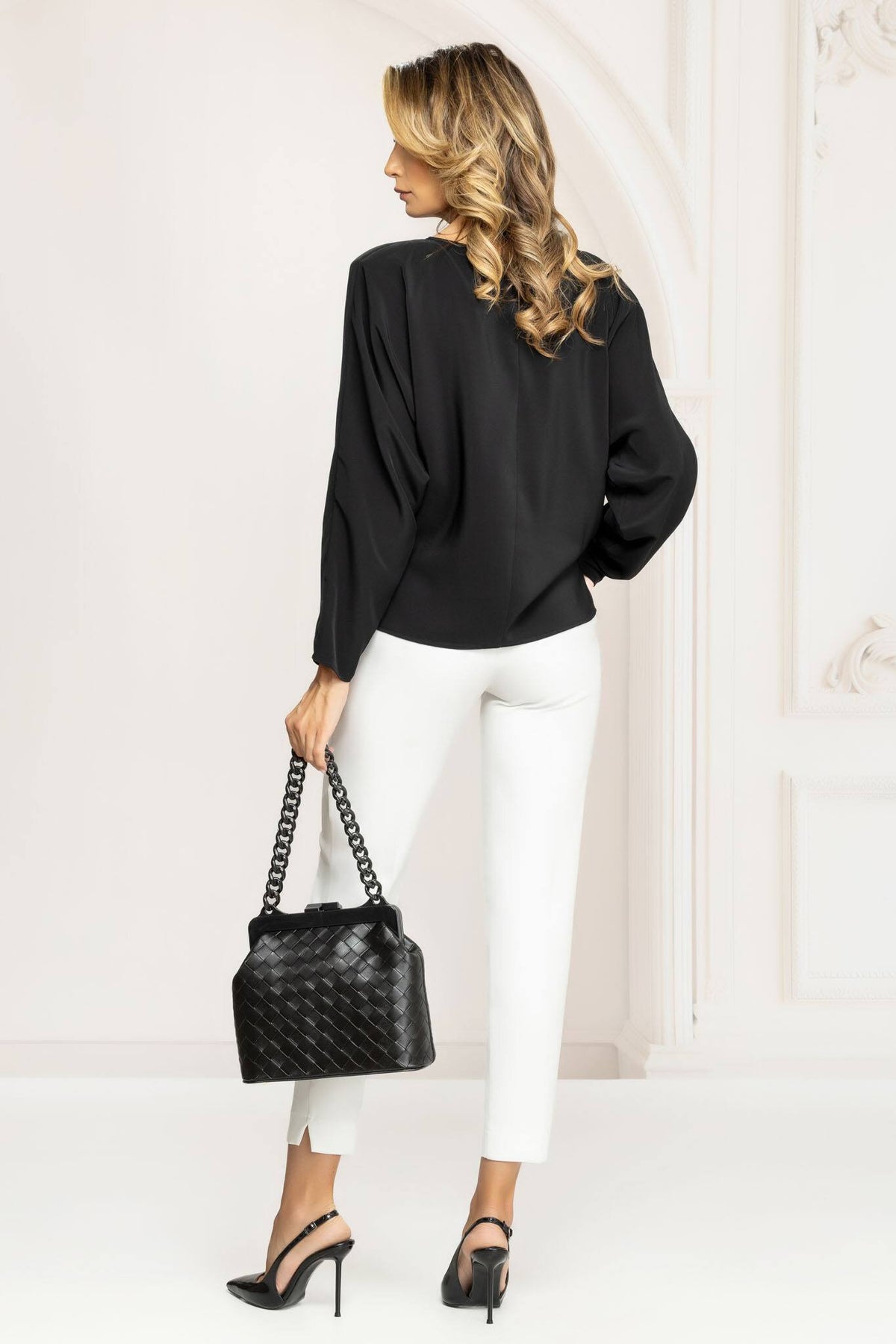 Completo tailleur elegante bianco Pretty Girl con revers a V e rifiniture in pizzo, abbigliamento femminile raffinato.