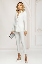 Completo tailleur elegante bianco Pretty Girl con revers a V e dettagli in pizzo, look sofisticato e femminile.