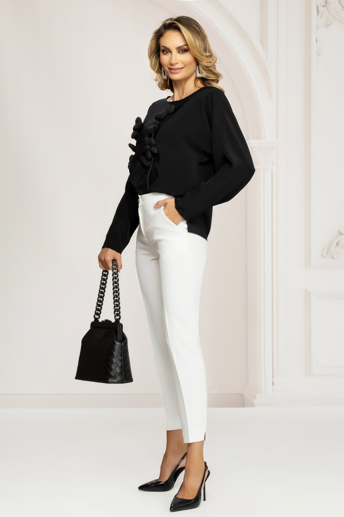 Completo tailleur elegante bianco Pretty Girl con revers a V e rifiniture in pizzo, abbigliamento femminile raffinato e sofisticato.