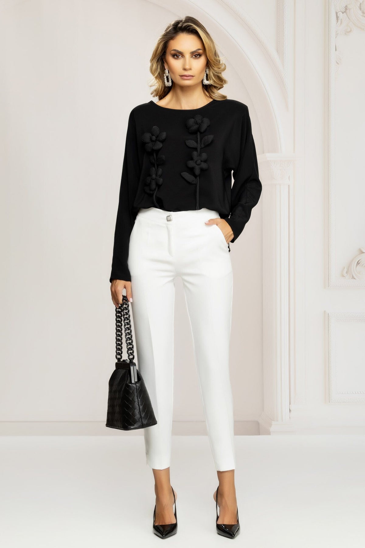 Completo tailleur elegante bianco Pretty Girl con revers a V e rifiniture in pizzo, abbigliamento femminile di classe.