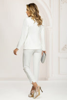 Completo tailleur elegante bianco Pretty Girl con revers a V e dettagli in pizzo, perfetto per occasioni formali.