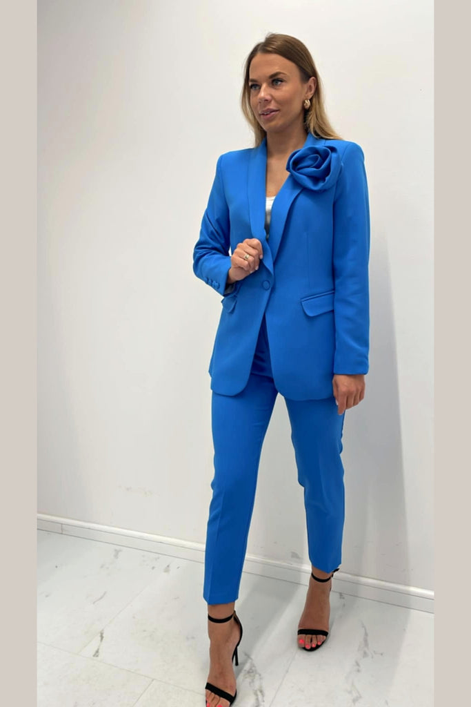 Completo tailleur elegante blu giacca con spilla a fiore rimovibile e pantaloni a sigaretta