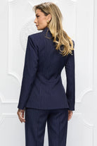 Completo tailleur elegante Bby con giacca gessata blu scuro e pantaloni a gamba larga, tessuto raffinato e stile sofisticato