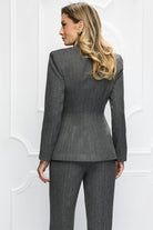 Completo tailleur Bby elegante in grigio gessato con bottoni dorati e pantaloni a gamba larga, giacca e pantalone abbinati.