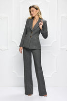 Completo tailleur elegante Bby con giacca grigia gessata, bottoni dorati e pantaloni a gamba larga, vista frontale.