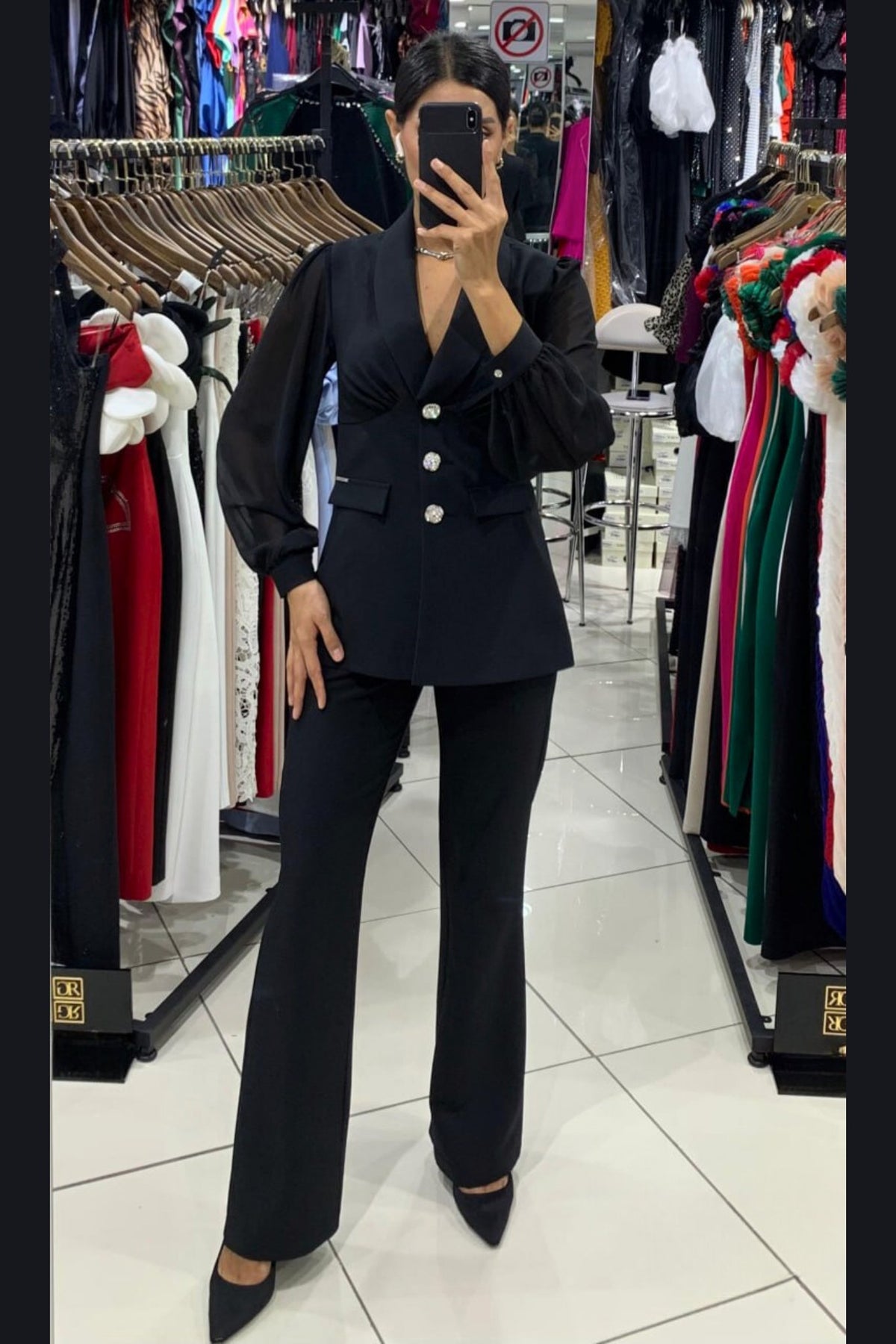 Completo tailleur elegante nero Bby con giacca a maniche semi trasparenti e bottoni gioiello argento, abbigliamento femminile sofisticato.