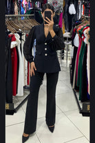 Completo tailleur elegante nero Bby con giacca a maniche semi trasparenti e bottoni gioiello argento, abbigliamento femminile sofisticato.