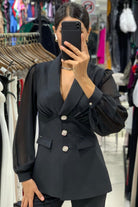 Completo tailleur elegante nero Bby con giacca a maniche semi trasparenti e bottoni gioiello argento, stile raffinato.