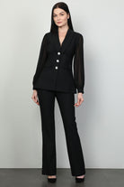 Completo tailleur nero Bby con giacca elegante, maniche semi trasparenti e bottoni gioiello argento, stile sofisticato e raffinato.