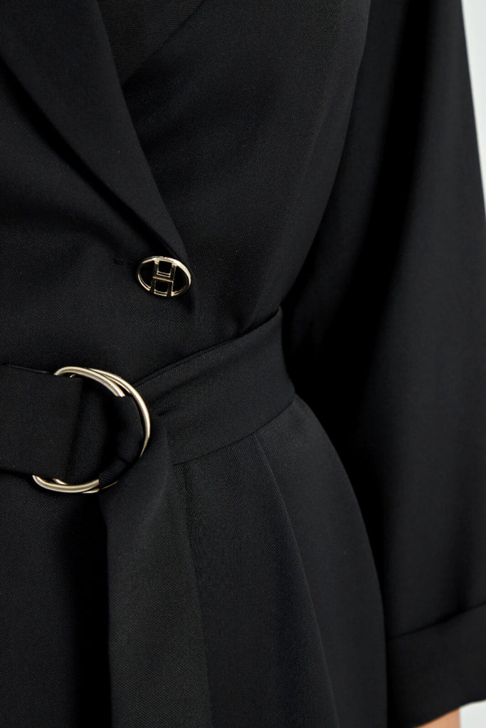 Completo tailleur elegante nero giacca lunghezza fianchi asimmetrica accessoriata con cintura e pantalone a palazzo