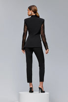 Completo tailleur nero Bby con giacca a maniche lunghe in tulle e decorazioni di paillettes e perline, pantaloni a sigaretta elegante