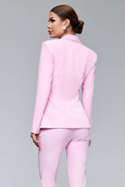 Completo tailleur elegante rosa Bby a tre pezzi con giacca classica e pantaloni a sigaretta, ideale per occasioni formali.