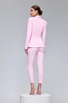 Completo tailleur rosa Bby a tre pezzi con giacca classica e pantaloni a sigaretta, elegante e femminile.