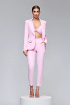 Completo tailleur rosa Bby a tre pezzi con giacca classica e pantaloni a sigaretta, elegante e femminile, per occasioni formali.
