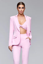 Completo tailleur elegante rosa Bby a tre pezzi con giacca classica e pantaloni a sigaretta, ideale per occasioni formali.